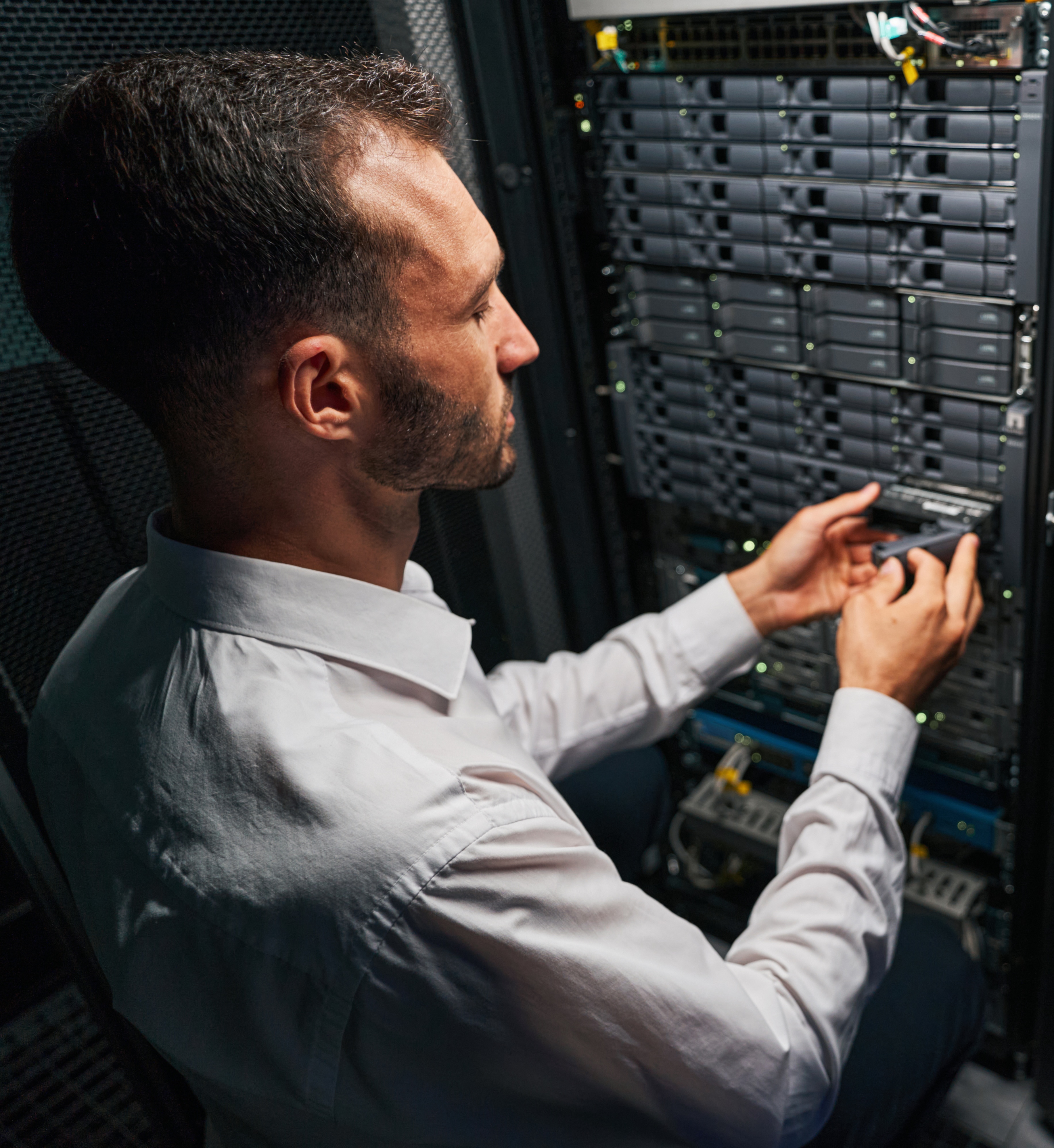 HDE Engineer monitoring enterprise operations